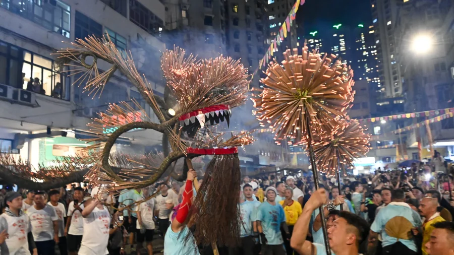 Hong Kong’s Fire Dragon Dance Performed Ahead of Mid-Autumn Festival