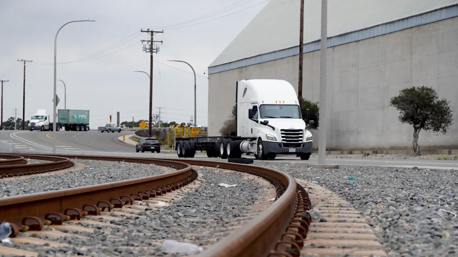 Trump: All Medium-, Heavy-Duty Trucks Entering US Will See 25 Percent Tariff on Nov. 1