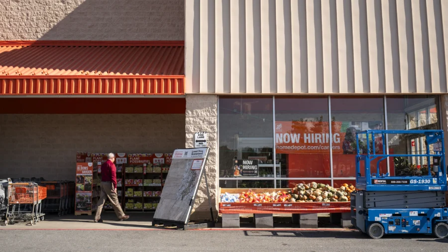 Seasonal Job Searches Spike, But Hiring Isn't Keeping Up, Report Finds