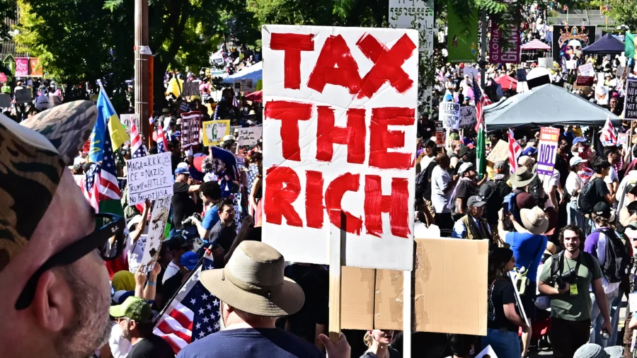 Who's Behind the Nationwide Anti-Trump Movement?