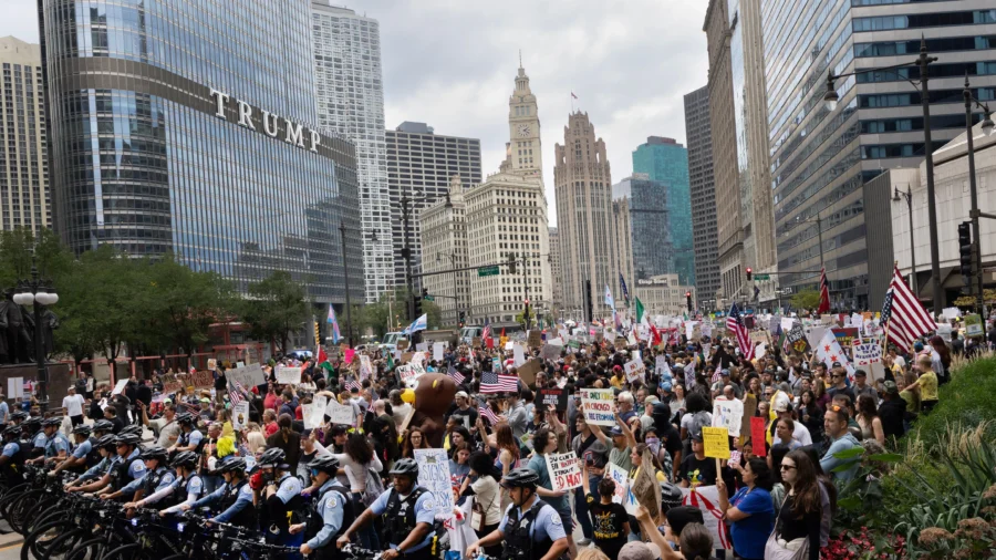 Thousands Rally in Chicago for Second 'No Kings' Protest