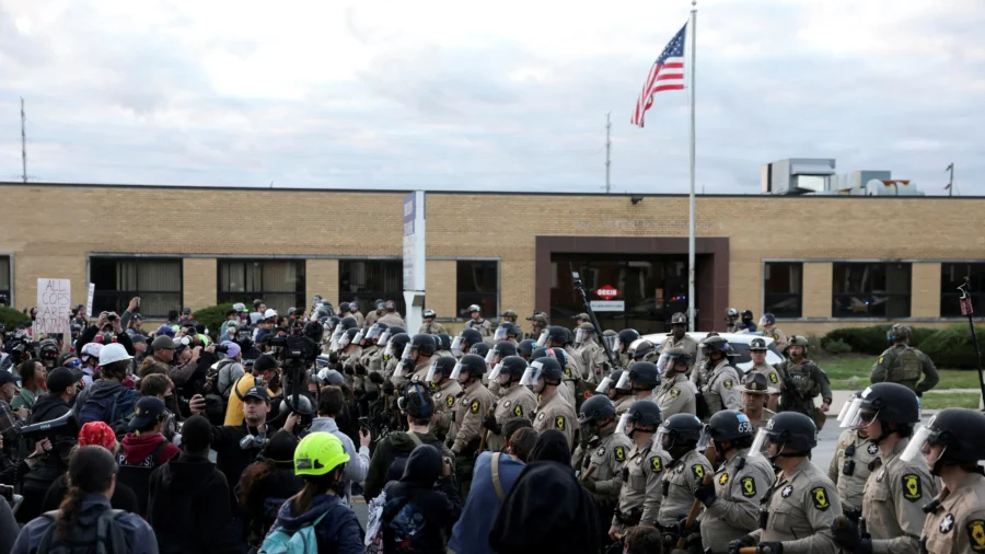 Judge Orders Improvements at Chicago-Area ICE Facility