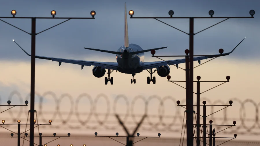 US Surpasses 10,000 Flight Delays Sunday in Worst Day of Shutdown