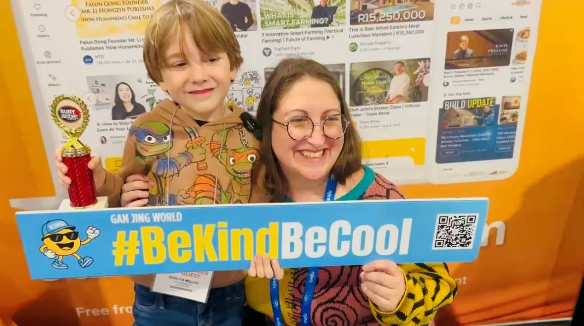 Rebecca, a teacher from the Collingswood School District in South Jersey, and her 7-year-old son Lucas visit Gan Jing World's booth at the 2025 New Jersey Education Association Convention. (NTD)