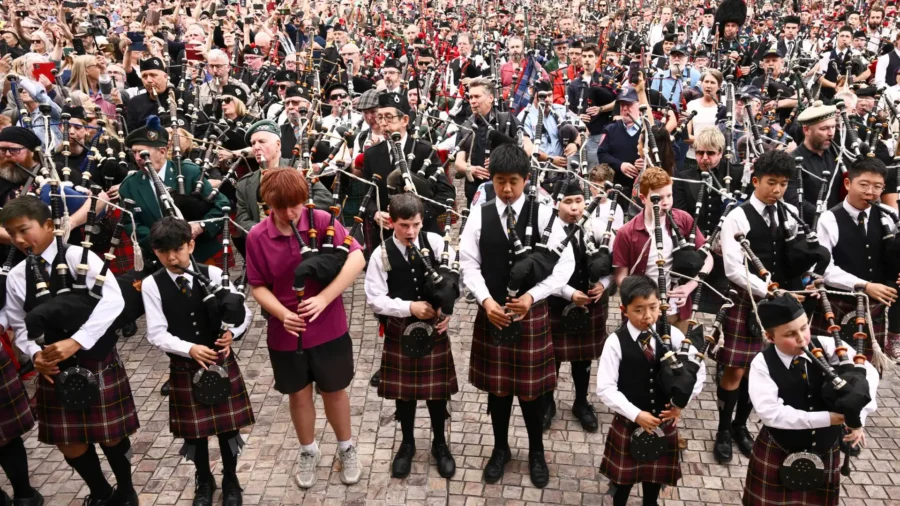Bagpipers Claim World Record in Melbourne