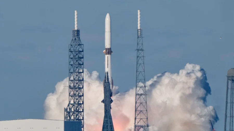 Blue Origin Launches Huge Rocket Carrying Twin NASA Spacecraft to Mars