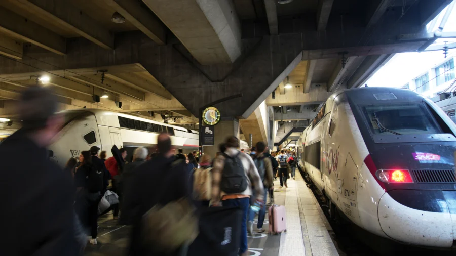 Paris Police Shoot, Wound Knife-Wielding Man at Train Station