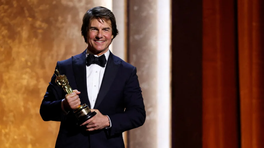 Tom Cruise Accepts Honorary Oscar