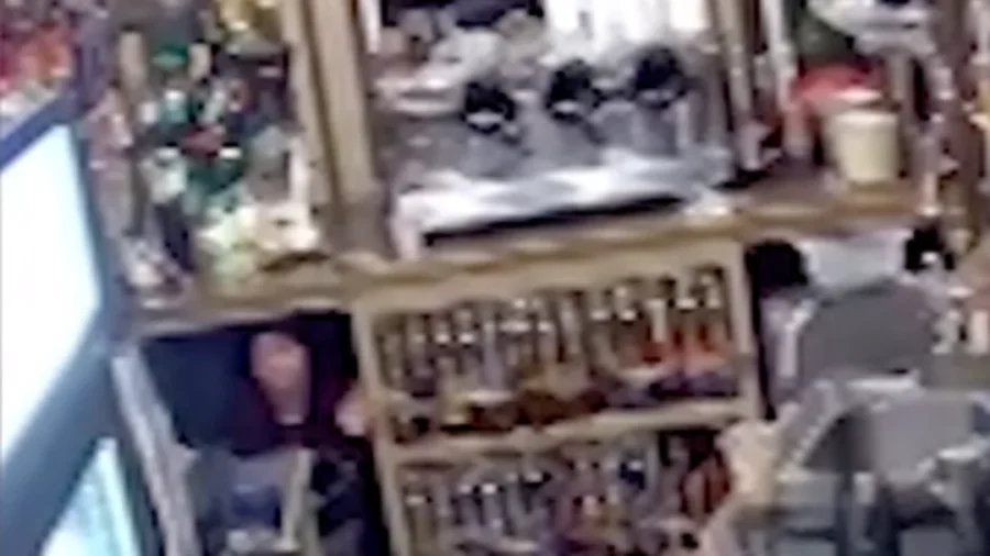Employee Takes Cover, Bottles of Syrup Fall Off Shelf as Earthquake Rattles Anchorage