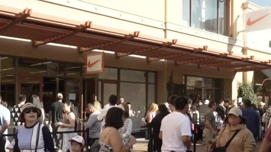 Black Friday Shoppers Pack Southern California Outlet
