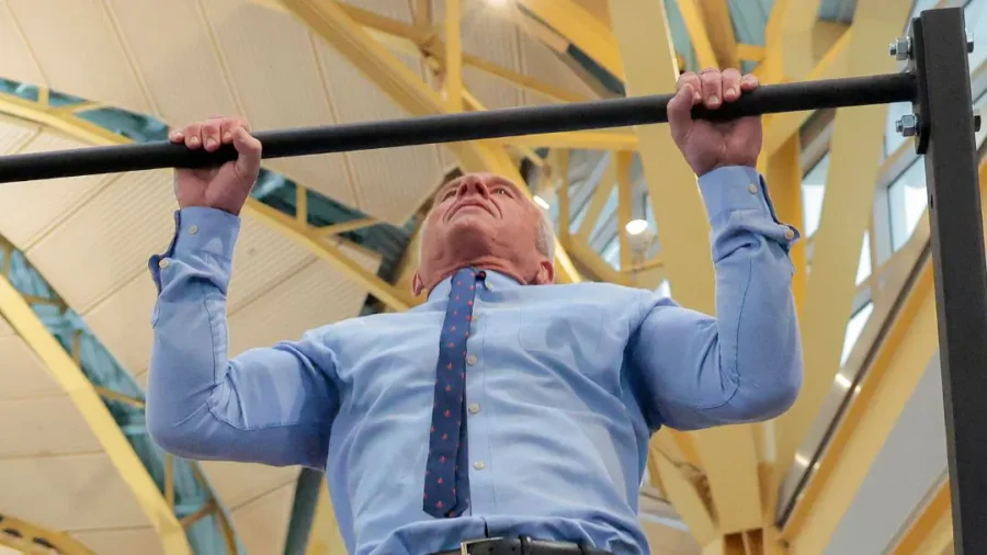 Secretary Duffy and Secretary RFK Jr. Do Pull-Ups at Airport