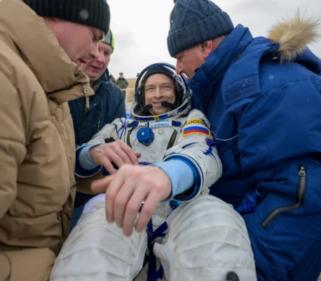American, 2 Russians Return to Earth After 8 Months Aboard ISS | NTD