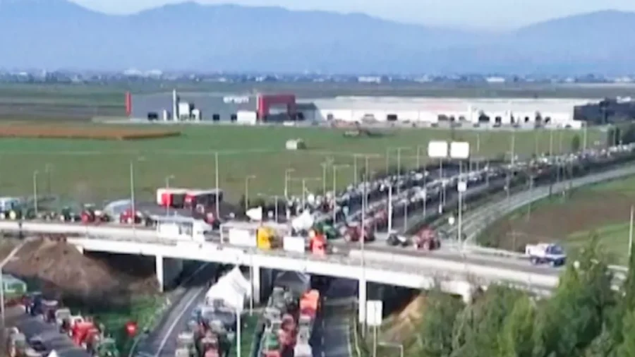 'Enough Is Enough': Greek Farmers Block Major Motorways for Second Week