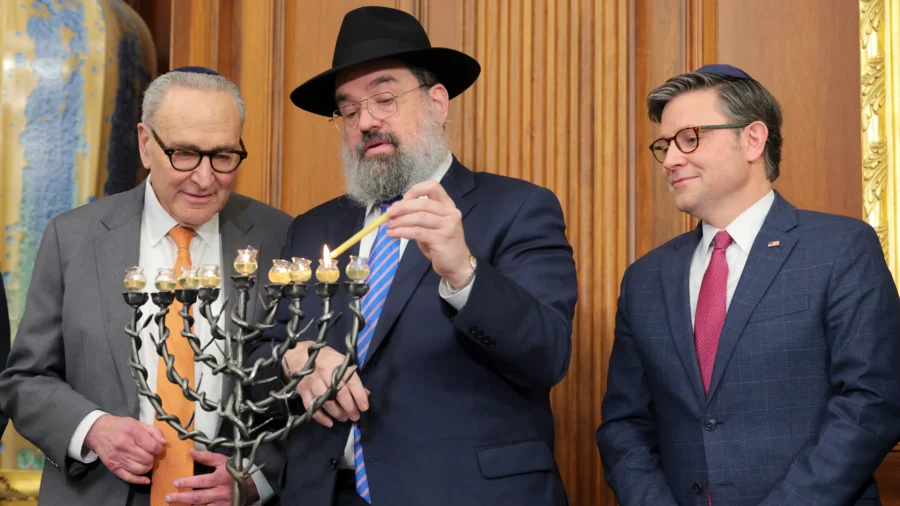 Congressional Leaders Attend Menorah Lighting Ceremony
