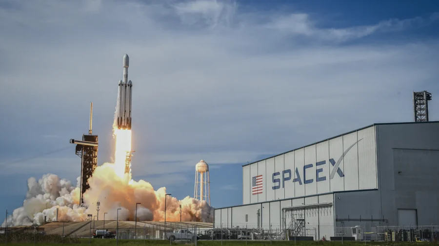 SpaceX Set to Become World’s Biggest IPO; CNN on the Shopping Block in Warner Bros Deal | NTD Primetime