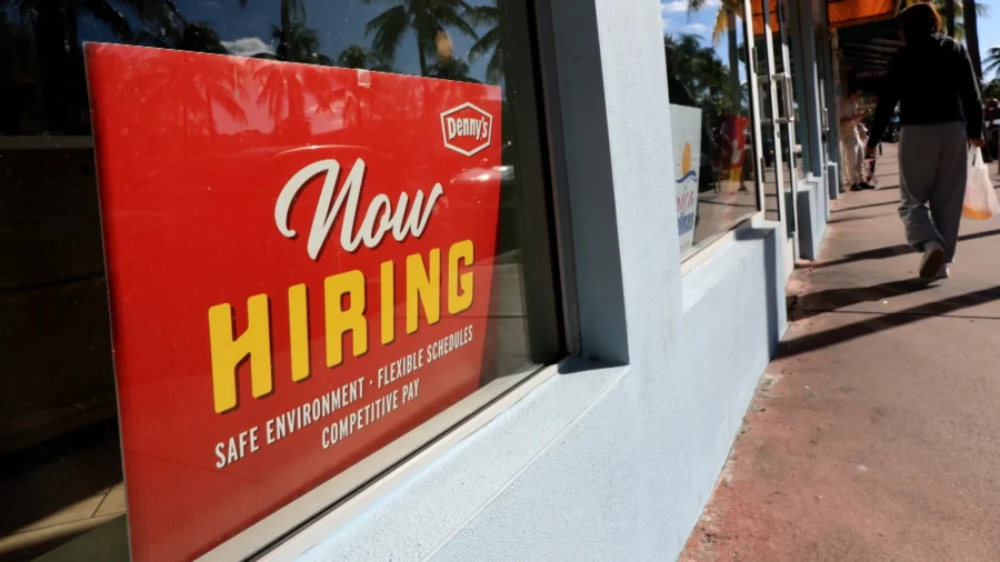 Weekly Jobless Claims Decline as US Labor Market Stabilizes