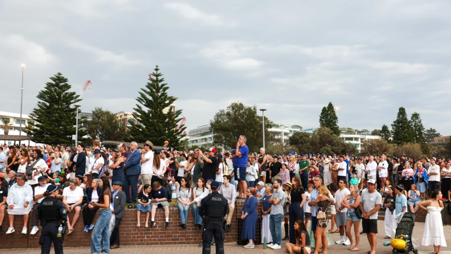 Crowd Honors Bondi Beach Shooting Victims During Hanukkah