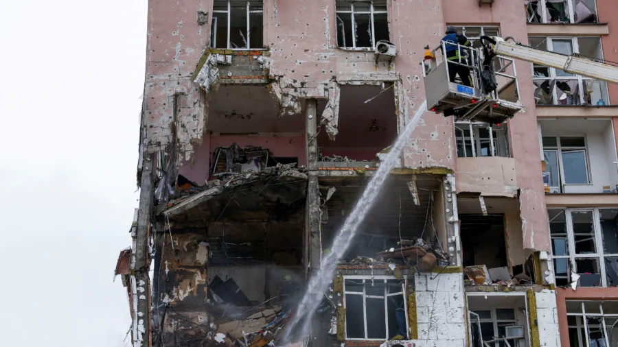 Russian Strikes Hit Kyiv Before Trump–Zelenskyy Talks