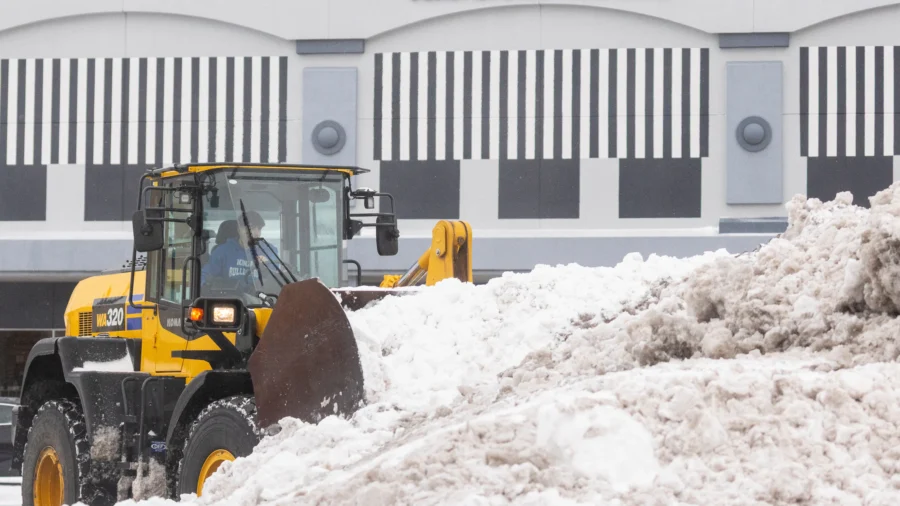 Winter Storm Packing Snow and Strong Winds Descends on Great Lakes, Northeast