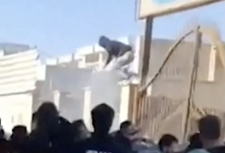 Iranians Attempt to Access Local Government Building on 4th Day of Protests