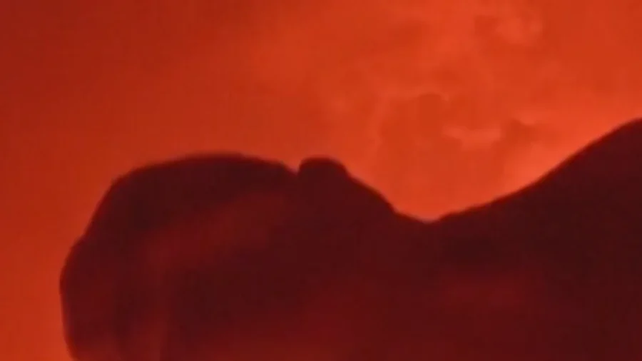 Video: 2 People Walk Dangerously Close to Hawaii's Kilauea as It Erupts
