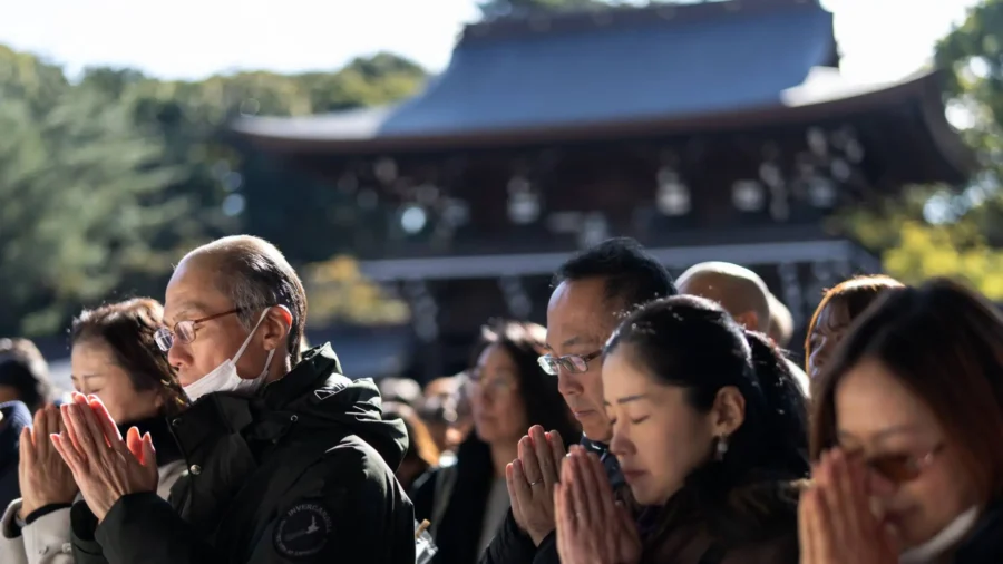 Japanese Mark New Year With Prayers for Health and Happiness at Tokyo Shrine