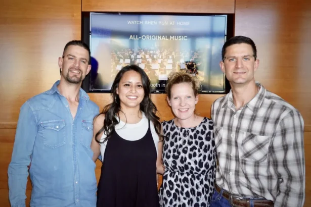 Dustin Diamond (L) attends Shen Yun with family members at the Long Center for the Performing Arts in Austin, Texas, on Jan. 3, 2026. (Sonia Wu/The Epoch Times)