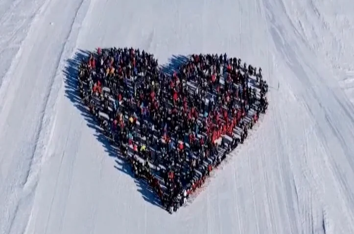 Skiers Form Giant Heart to Honor Victims of Swiss Bar Fire