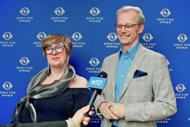 Polish folk-dance instructor and singer Zbigniew Brzeziński (R) attended Shen Yun’s final performance in Białystok together with his friend Zofia Klawinowska, on Jan. 7, 2026. (NTD)