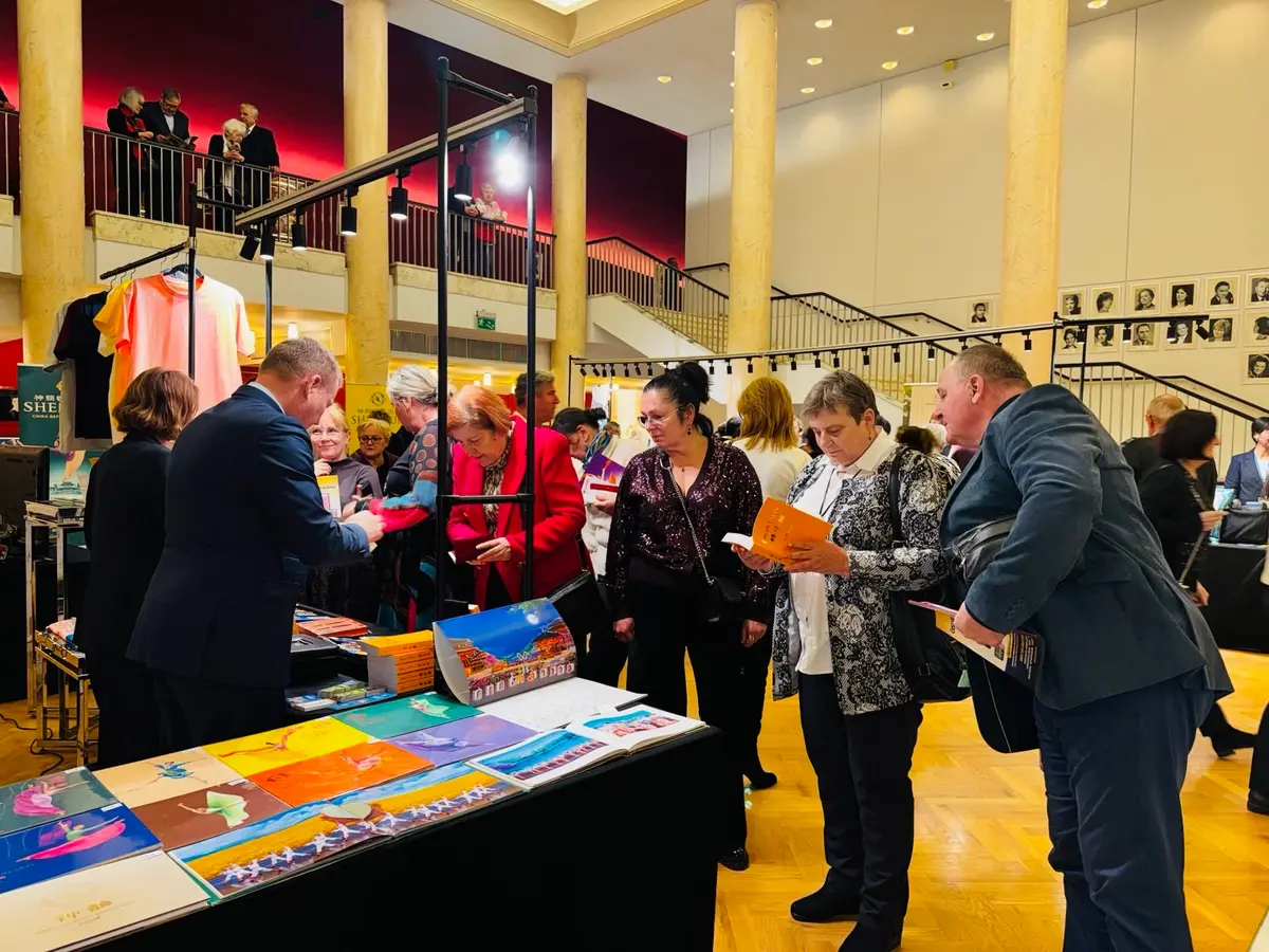 Before the performance began on the evening of Jan. 9, large numbers of audience members purchased Zhuan Falun, the main text of Falun Dafa. (Wang Yixiao/The Epoch Times)