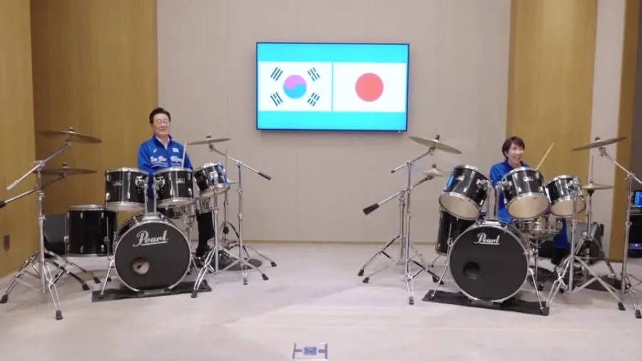 Japan, S. Korea Leaders Play Drums During Summit
