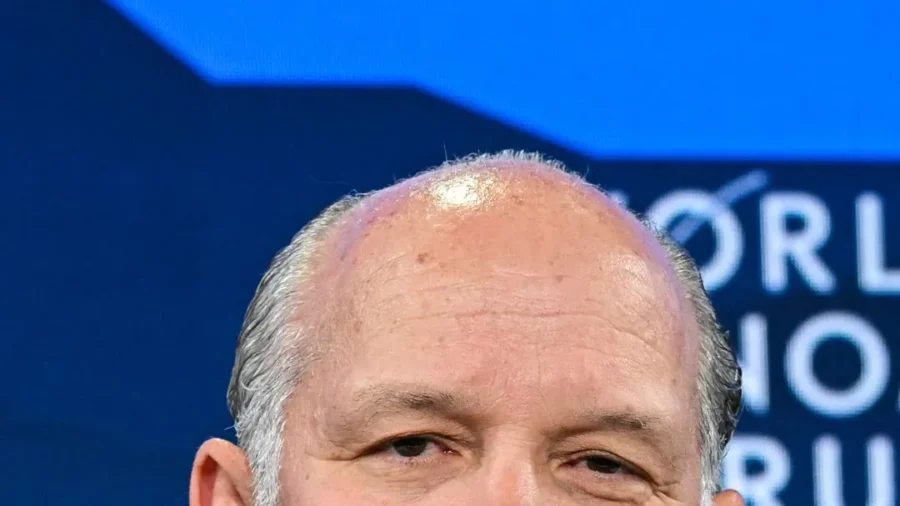 Commerce Secretary Expects 1st-Quarter Economic Growth Above 5 Percent