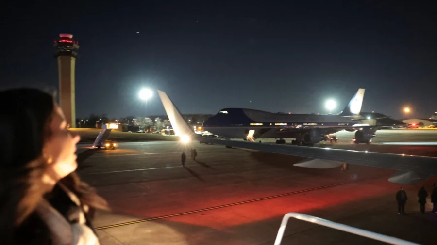 Air Force One Returns to Washington Area After ‘Minor Electrical Issue’; Trump Continues Davos Trip