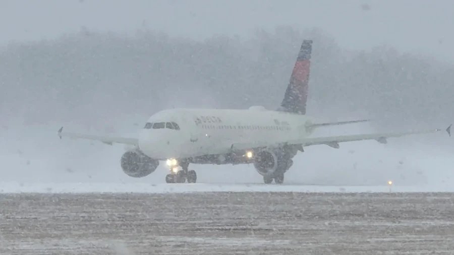 US Airlines Issue Travel Waivers as Winter Storm Threatens Widespread Disruption