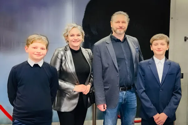 On the evening of Jan. 16, 2026, Shen Yun Performing Arts gave its first performance of the year at the Centre for the Meeting of Cultures in Lublin. CSK Director Michał Chorosiński watched the performance together with his wife, Member of the Polish Parliament Dominika Chorosińska, and their sons. (Wang Yixiao/The Epoch Times)