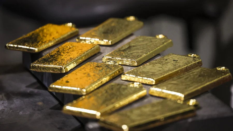 Gold Surges Past $5,000 to Record High on Safe-Haven Rush