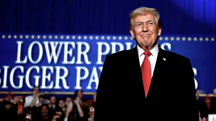 Trump Highlights Economic Policies in Midterm Push at Iowa Rally