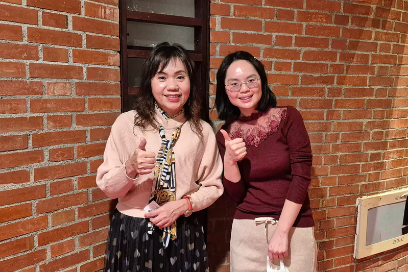 On the afternoon of Jan. 25, 2026, Huang Chiung-yao (L), owner of a health and aesthetics center, and her friend Huang Lu-hsuan attended the fifth performance by the Shen Yun New Era Company at the Chiayi Performing Arts Center. (Li Fangru/The Epoch Times)