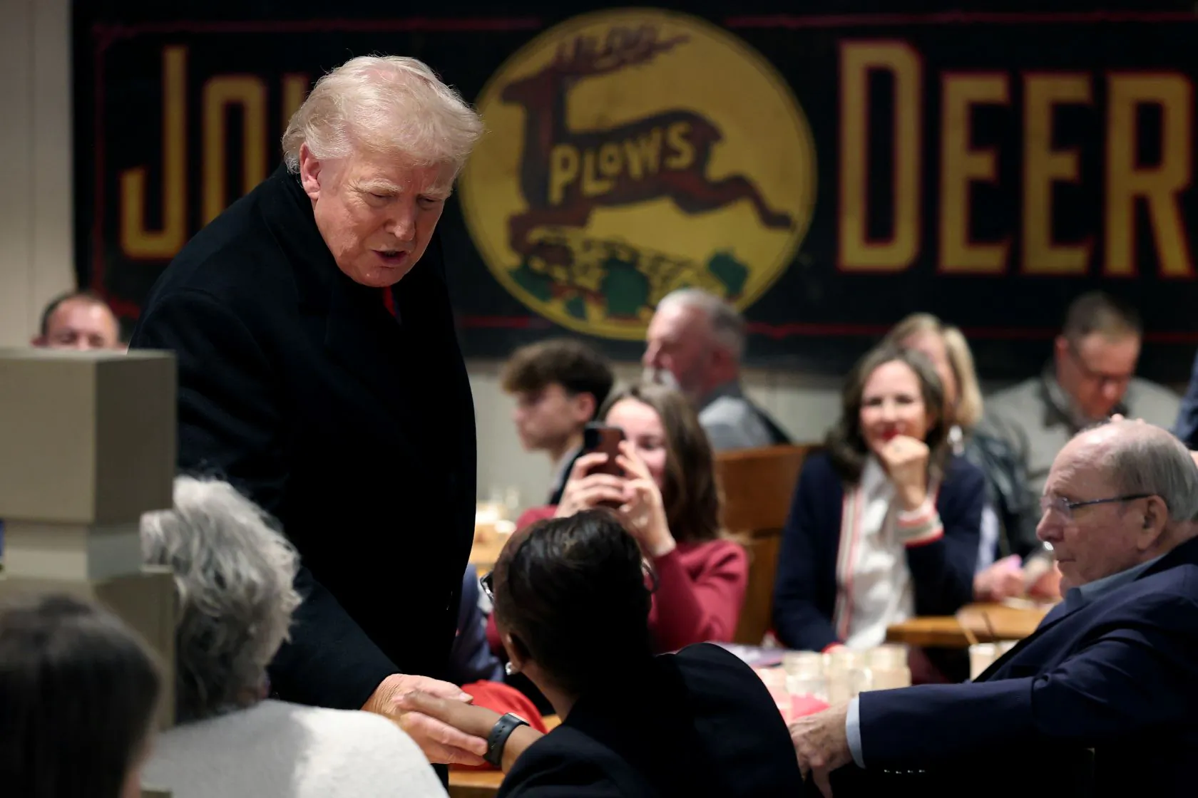 Iowa Diner Asks to Pray for Trump Before Midterm Campaign Speech