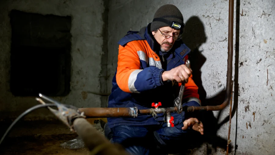 In Frozen Kyiv, One Plumber Is in No Mood for Surrender