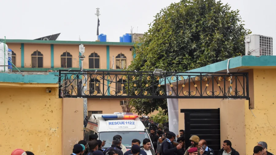 Suicide Bomber Kills 31 in Pakistan