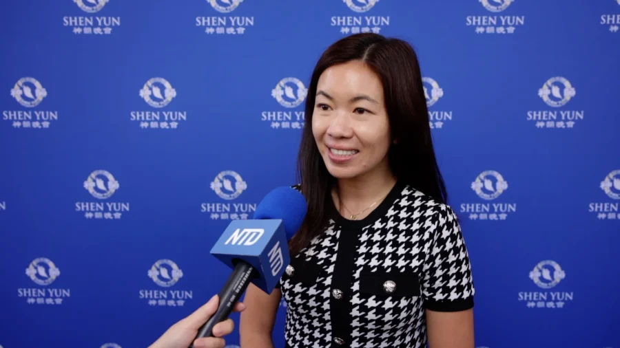 Mayor of Monterey Park, California Enjoys the Magic of Shen Yun