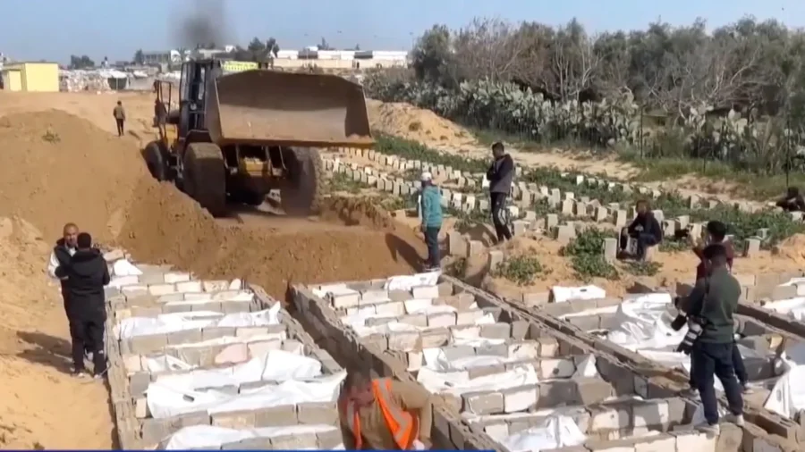 Gaza Residents Bury Unidentified Bodies in Mass Grave