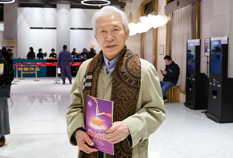 Saratoga Chairman Doo Ryong-bok attended the first performance by Shen Yun’s New Era Company at the Dream Theatre in Busan on Feb. 14, 2026.  (Kim Guk-hwan/The Epoch Times)