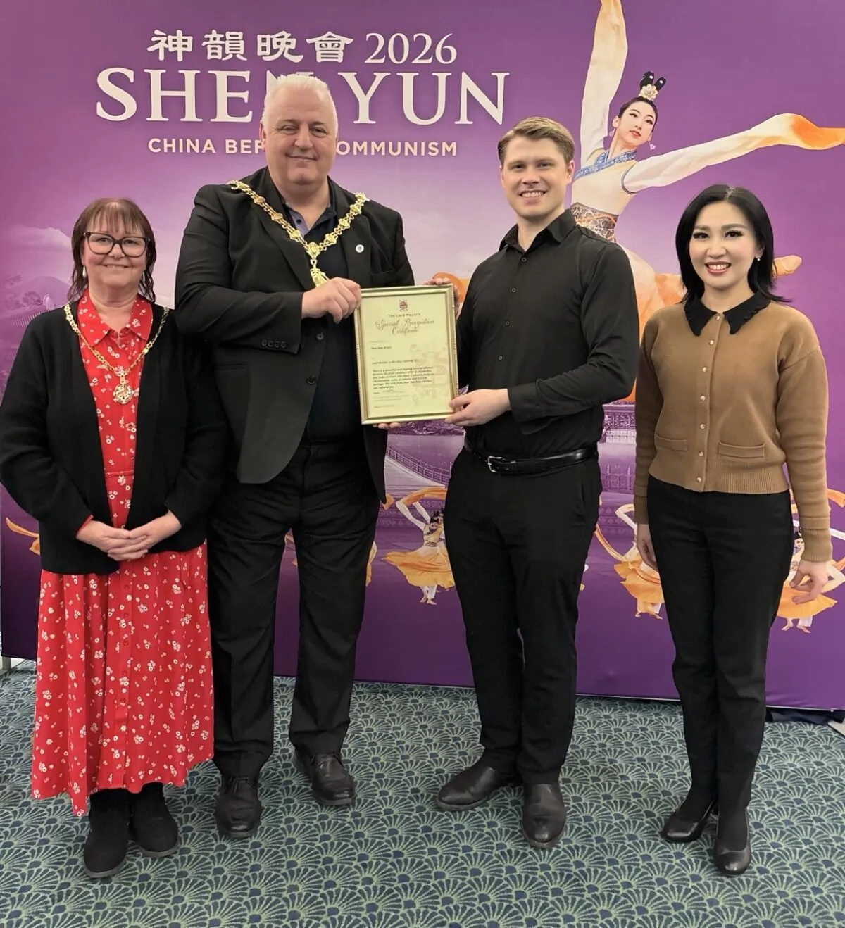 Lord Mayor of Stoke-on-Trent for 2025/26 Steve Watkins (2nd L) and his wife, Lady Mayoress Lynn Watkins (1st L), with two of Shen Yun's hosts, at the Regent Theatre on Feb. 18, 2026. (Fei Chen/The Epoch Times)