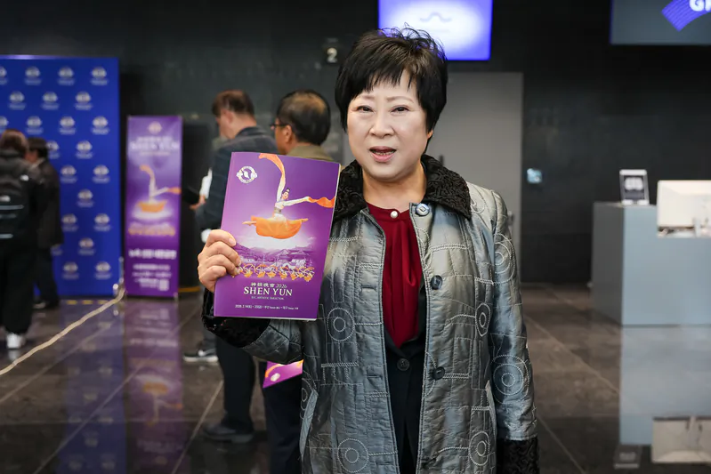 On the afternoon of Feb. 20, 2026, Lu Erzi watched the concluding performance of Shen Yun New Era Performing Arts at the Suseong Arts Center in Daegu. (Kim Guk-hwan/The Epoch Times)