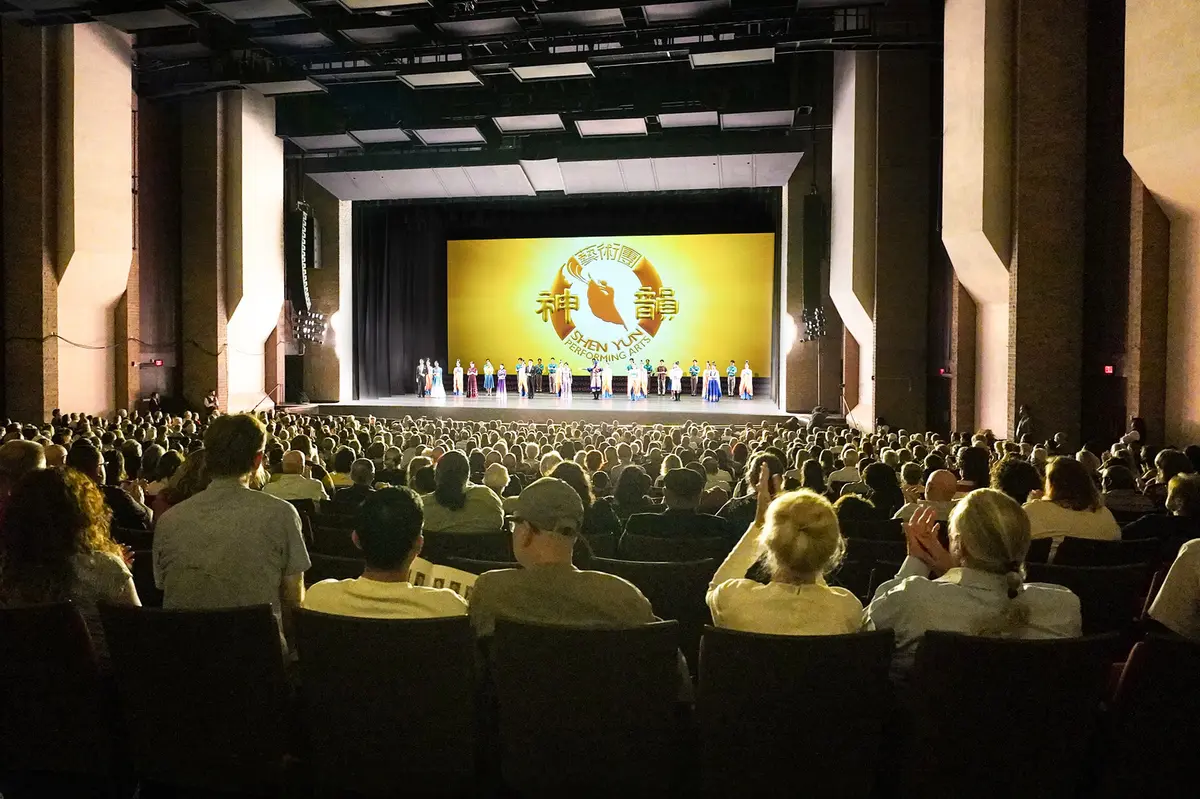 Shen Yun curtain call during the matinee performance at the Linda Ronstadt Music Hall in Tucson, Ariz., on Feb. 28, 2026. (Gary Wang/The Epoch Times)