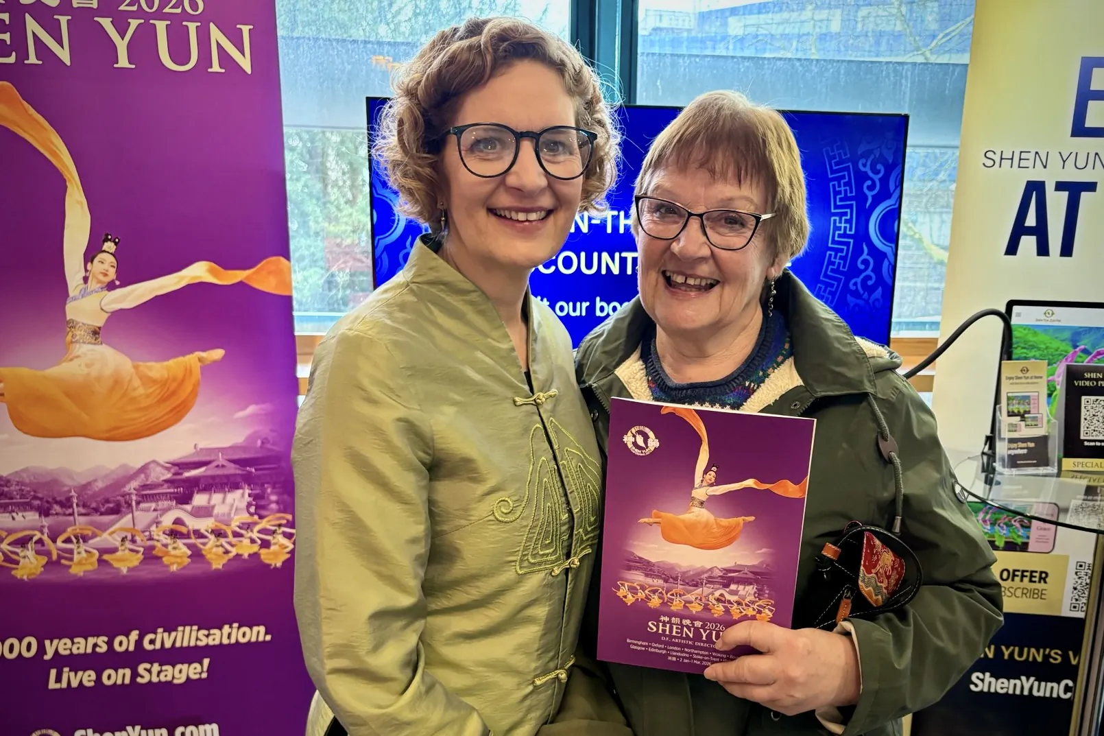 Catherine Davies and her mother, Linda Rogers, attended Shen Yun Performing Arts at the Wycombe Swan Theatre on March 1, 2026. (Ming Li/Epoch Times)