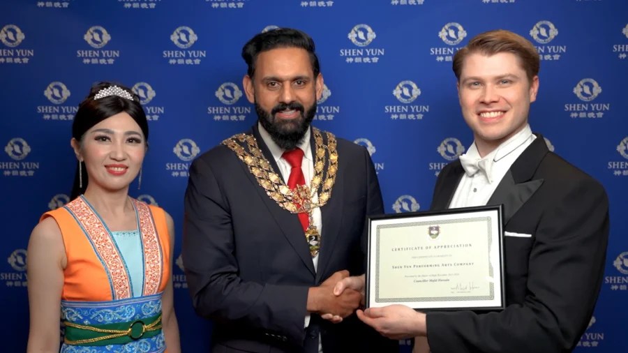 Mayor of High Wycombe Presents Certificate of Appreciation to Shen Yun