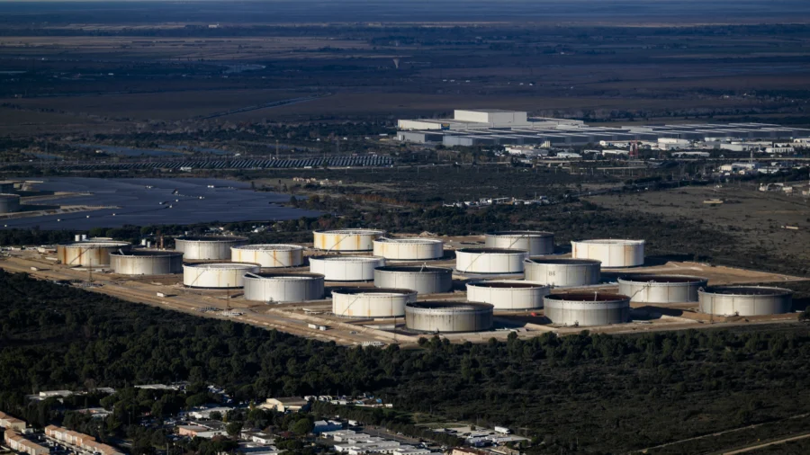 G7 Holds Off on Releasing Emergency Oil Reserves 